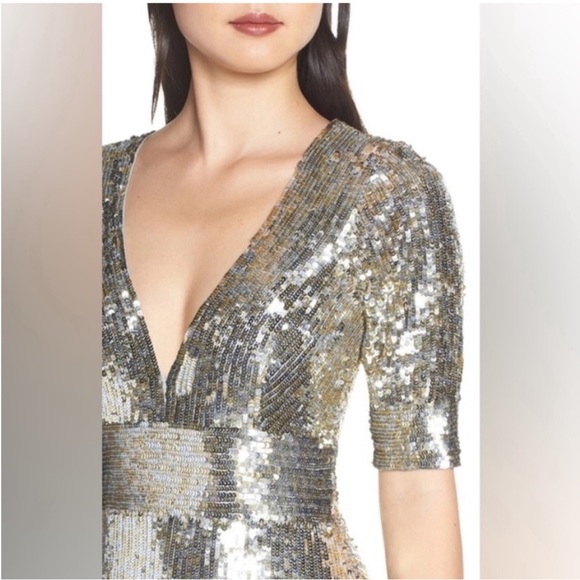 Mac Duggal 4707 Sequin Stripe Platinum Metallic V-Neck Gown Size 12 - Picture 3 of 13